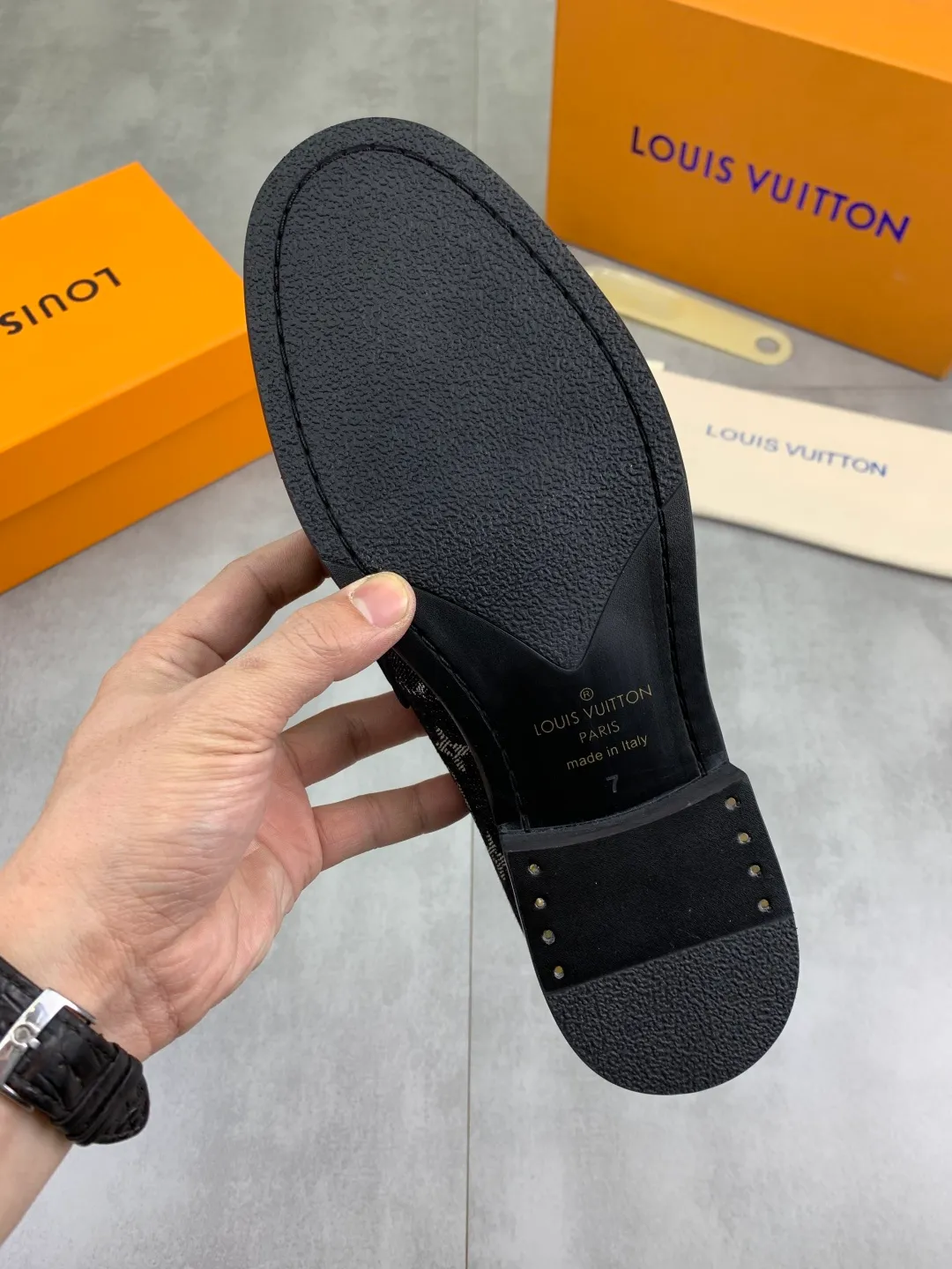 Men's men's shoes 💰P520 New style 💶[LOUIS VUITTON] Water-dyed Niuli Original order New style 🍀LV Louis Vuitton *——Top version of LV classic leather shoes! Made of imported original calfskin, original leather side strips and wear-resistant high-end rubber outsole! High quality products! Color: Black optional Size: 39-44 (45 customized)